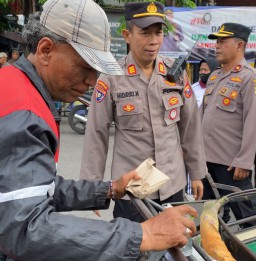 Pengendara Motor Tak Pakai Helm di Hentikan Polisi, Tapi Senang Saat di Berikan Himbauan dan Nasi Bungkus