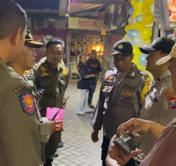 Temukan Miras Oplosan di Warkop Sidotopo Wetan Saat Polsek Simokerto Gelar Patroli Gabungan