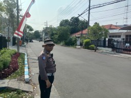 Anggota Regident Satlantas Polrestabes Surabaya, Laksanakan Giat Persempit Gerak Calo SIM