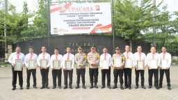Upacara Kenaikan Pangkat Pengabdian dan Pemberian Penghargaan Anggota Berprestasi di Polres Nganjuk