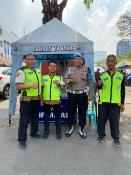 Antisipasi dan Mempersempit Ruang Gerak Calo, Ini Yang Dilakukan Petugas Samsat Manyar