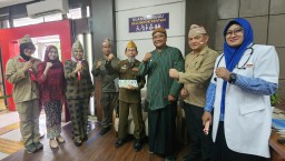 Bentuk Pelayanan Prima dan Humanis: Peringati Hari Pahlawan, Petugas Samsat Manyar Kenakan Kostum Pejuang