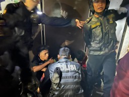 Respatti Polrestabes Surabaya Tangkap 10 Remaja "Ala-Ala Gangster" di Tengah Aksi Tawuran