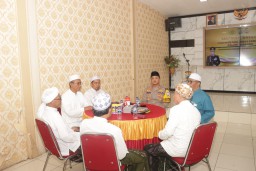 Forum Ulama Khos Kabupaten Sampang Datangi Polres Sampang Dukung Polri Wujudkan Pilkada Damai