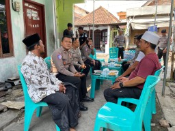 Wujud Duka Cita, Satlantas Polrestabes Surabaya, Kunjungi Keluarga Korban Laka Lantas di Jalan Kenjeran