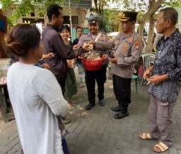 "Jumat Berkah" Kapolsek Simokerto Borong 100 Nasi Bungkus yang Dibagikan ke warga Donorejo