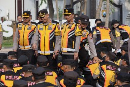 Polrestabes Surabaya Gelar Apel Pengecekan Perlengkapan Personil PAM TPS Pilkada 2024