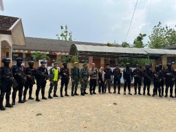 Patroli TNI-Polri Bersinergi Perkuat Keamanan Hari Pemungutan Suara Pilkada di Kecamatan Tanjungbumi