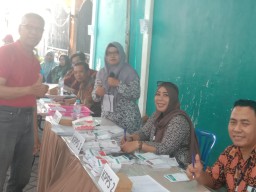Antusiasme Warga di TPS 05 Kupang Segunting Warnai Pilkada 2024