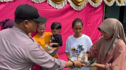 Masyarakat Banyuwangi Usai Nyoblos Dapat Makan Gratis dari Pak Polisi