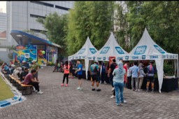 BRI Sosialisasi BRImo, Ajak Masyarakat Surabaya Gunakan QRIS di Tunjungan Loop