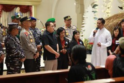 Kapolda Jatim Bersama Jajaran Forkopimda Kunjungi Sejumlah Gereja, Perayaan Natal Lancar dan Kondusif