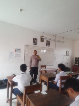 Polsek Karangpilang, Berikan Penyuluhan Siswa SMP Ma’arif dengan Tema Tertib Berlalu Lintas