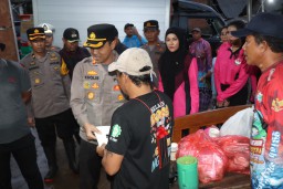 Polres Malang Salurkan Bantuan untuk Warga di Tiga Kecamatan Terdampak Banjir
