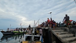 Polres Probolinggo Kirim Bantuan Air Mineral ke Warga Pulau Gili Ketapang