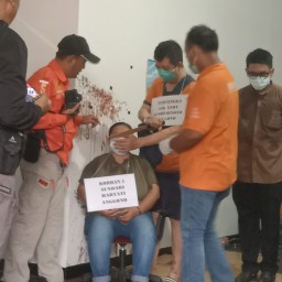 Polsek Sukomanunggal Gelar Kontruksi Pembunuhan Ibu dan Anak di Jalan Putat Indah Timur