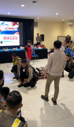 Gelar Pelatihan Pertolongan Pertama Gawat Darurat, Bagi Anggota Satlantas Polsek dan Jajaran Polrestabes Surabaya