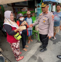 Aksi Unik Polsek Simokerto Borong Es Teh dan Bagikan Nasi Bungkus ke Pengendara di Surabaya