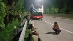 Bus Akas 2 NR New Innovation,Tidak Layak Masih Beroperasi Tiba-tiba Mengeluarkan Asap Penumpang Pada Panik di Tol Pasuruan