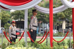 Asistensi Kampung Tangguh dan Polisi RW, Kapolda Jatim Pimpin Apel Besar Petugas Polmas dan Satkamling Pasca Pilkada