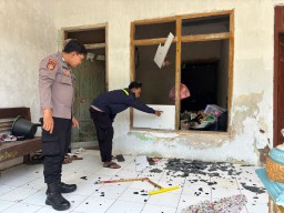 Polsek Burneh telah mengidentifikasi Pelaku Perusakan kaca jendela rumah dan pelemparan tinja yaitu merupakan Suami Korban sendiri