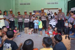 Polres Jombang Beri Trauma Healing Untuk Anak-anak Terdampak Banjir