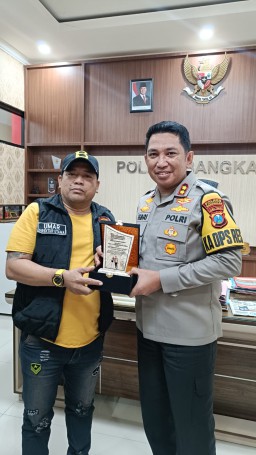 Pilkada 2024 Damai: Umar Hayat, Pimpinan Direktur Utama dari Empat Media Telah Memberikan Penghargaan ke Kapolres Bangkalan