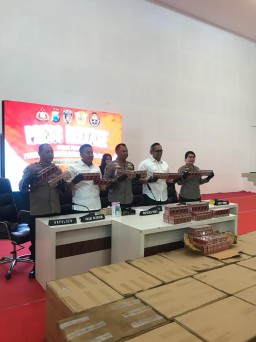Polisi Dan Bea Cukai Ungkap 1 Truk Berisi Rokok Ilegal di Surabaya Yang Rugikan Negara Rp 2,1 Miliar