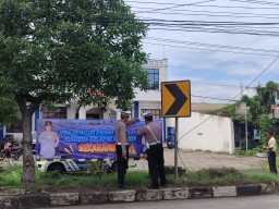 Jelang Nataru, Polres Pelabuhan Tanjungperak Pasang Rambu di Jalur Black Spot