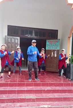 Paguyuban Lansia Wardatomo Melaksanakan Rutinitas Senam di Balai RW 03 Simo Mulyo Baru