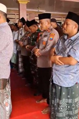 Polri Peduli: Kapolsek Modung takziah Ke rumah duka Tokoh masyarakat Ds Modung