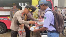 “Si Sumeh” dan “Si Sabar” Polres Pasuruan Kota Kembali Berbagi Makanan Sehat Bergizi Gratis bagi Pelajar