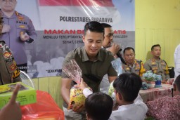 Wujudkan Generasi Sehat dan Cerdas: Kapolrestabes Surabaya Gelar Aksi Makan Bergizi Gratis di SD Dumas Kec. Bubutan Surabaya