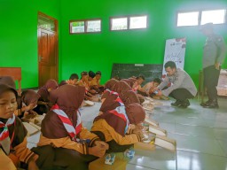 Program Mobil Cinta Polres Nganjuk Bagikan Makanan Bergizi Gratis untuk Generasi Emas