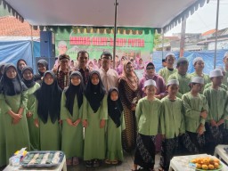 Sangat Meria, Ketua Paguyuban Lansia Wardotomo, Gelar Acara Khitanan Cucuknya