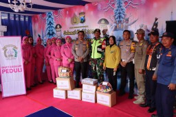 Kapolres dan Ketua Bhayangkari Bangkalan Kunjungi Pos Pam dan Pos Yan Ops Lilin Semeru 2024