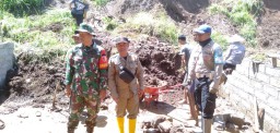Gercep Polisi bersama TNI dan BPBD Tangani Dampak Banjir dan Tanah longsor di Bondowoso