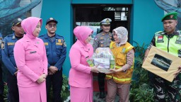 Kapolres Nganjuk Bersama Bhayangkari Kunjungi Pos Pengamanan Operasi Lilin 2024, Berikan Apresiasi kepada Petugas