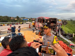 Gerak Cepat Polisi Evakuasi Korban Kecelakaan Bus di Tol Pandaan - Malang