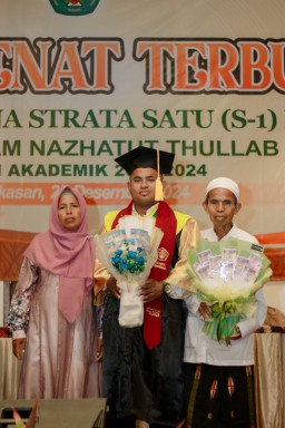 Lulusan Pesantren Asal Sampang, Mujahid, S.Pd. Raih Gelar Sarjana Pendidikan