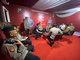 Kapolrestabes Surabaya Pantau Langsung Pengamanan Kebaktian Natal 2024 di Gereja Bethany