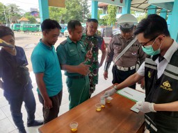 Cegah Kecelakaan Lalu Lintas Polres Tanjung Perak Lakukan Ramcek dan Tes Urine Sopir Bus Pariwisata di Terminal Ampel