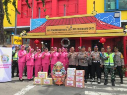PosPam Nataru Simokerto Menarik Unik Bertaburan Bingkisan dari Bhayangkari Polrestabes Surabaya
