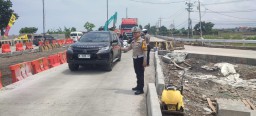Antisipasi Arus Balik Polres Probolinggo Buka Satu Arah Tol Fungsional Probowangi Segmen Kraksaan - Gending
