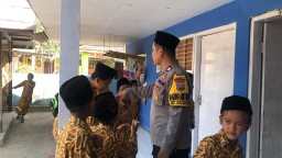 Peduli Sekolah Madrasah, Briptu Anafis Dedikasikan Diri Sebagai Polisi Mengajar