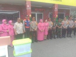 Menyambut Tahun Baru 2025, Kapolda Jatim Didampingi Kapolrestabes Surabaya Kunjungi Pos Pam di Kebun Binantang Surabaya