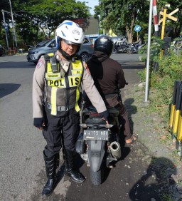 Resahkan Warga, Kanit Turjawali Polrestabes Surabaya Rutin Gelar Razia Knalpot Brong