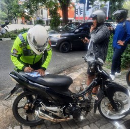 Meski Rutin Unit Turjawali Polrestabes Surabaya Lakukan Razia, Pengguna Knalpot Brong Tidak Jera