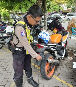 Jelang Tahun Baru: Unit Turjawali Satlantas Polrestabes Surabaya, Tindak Tegas Pengguna Knalpot Brong