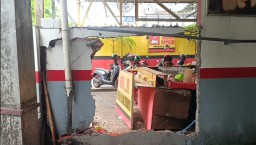Viral Mobil Mundur Kencang Hantam Warung Kopi di Surabaya